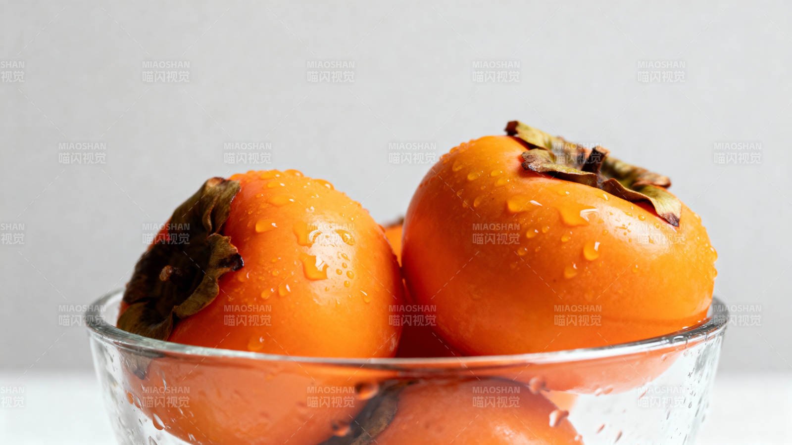 晶莹柿子碗中盛图片