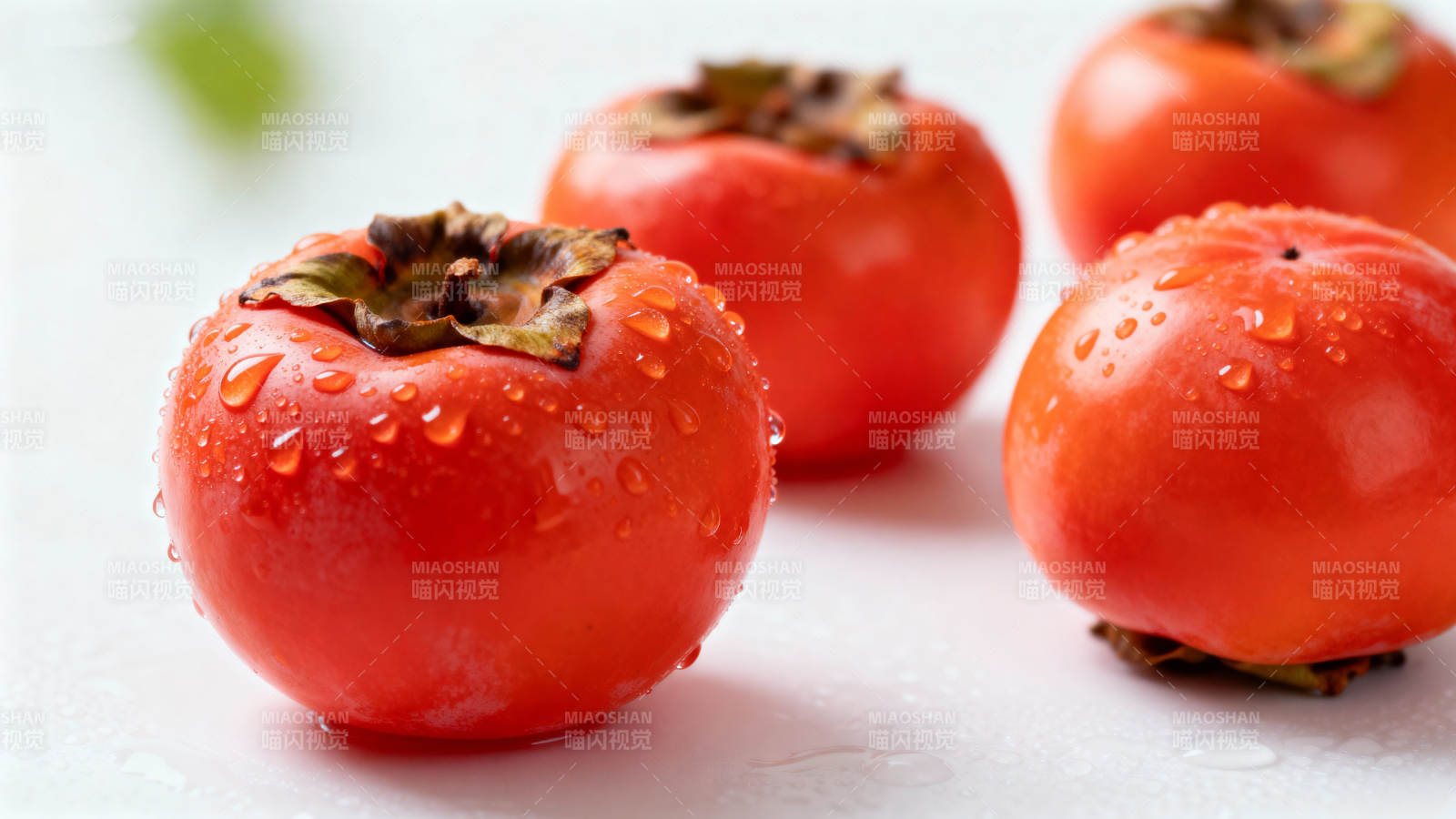 晶莹柿子水珠闪烁图片