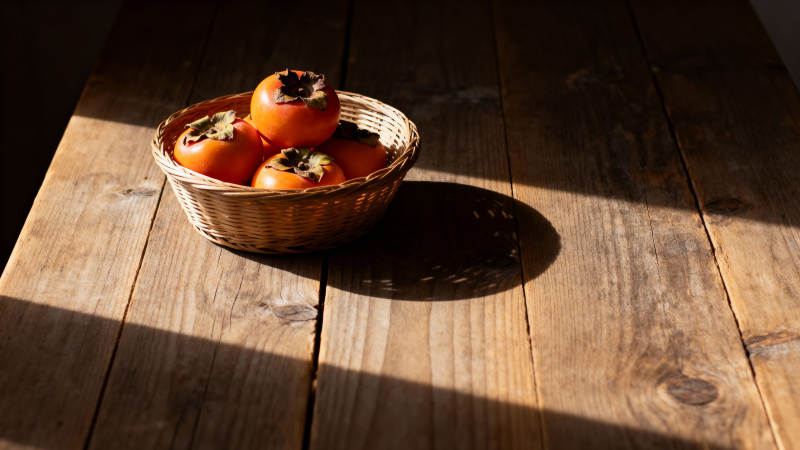 阳光下的柿子篮图片