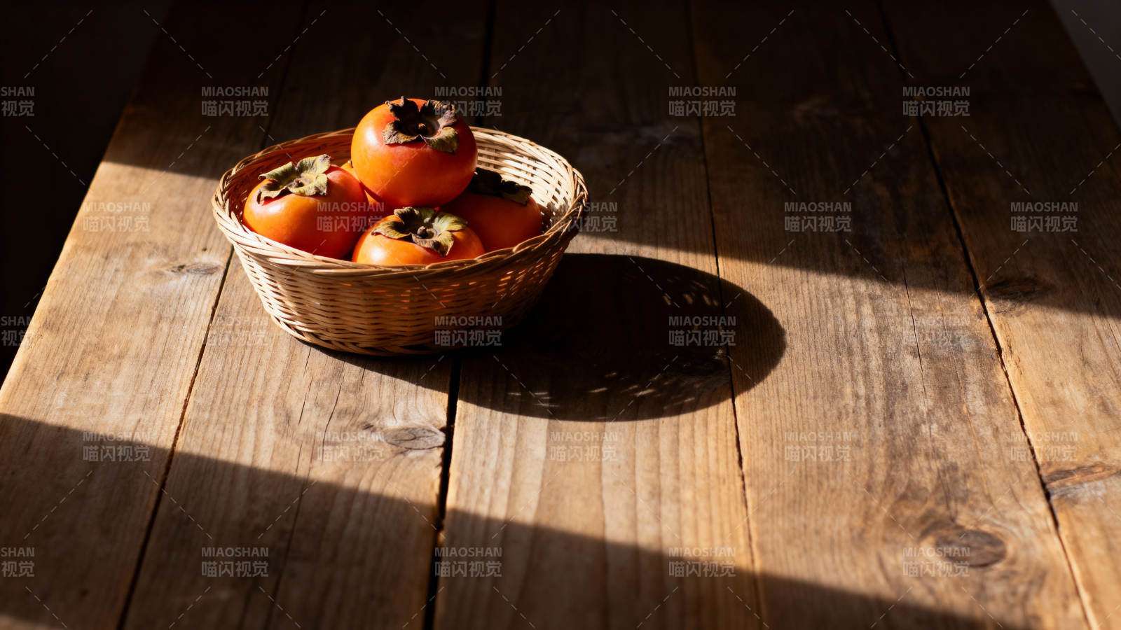 阳光下的柿子篮图片