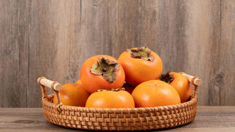 篮中柿子鲜亮诱人图片