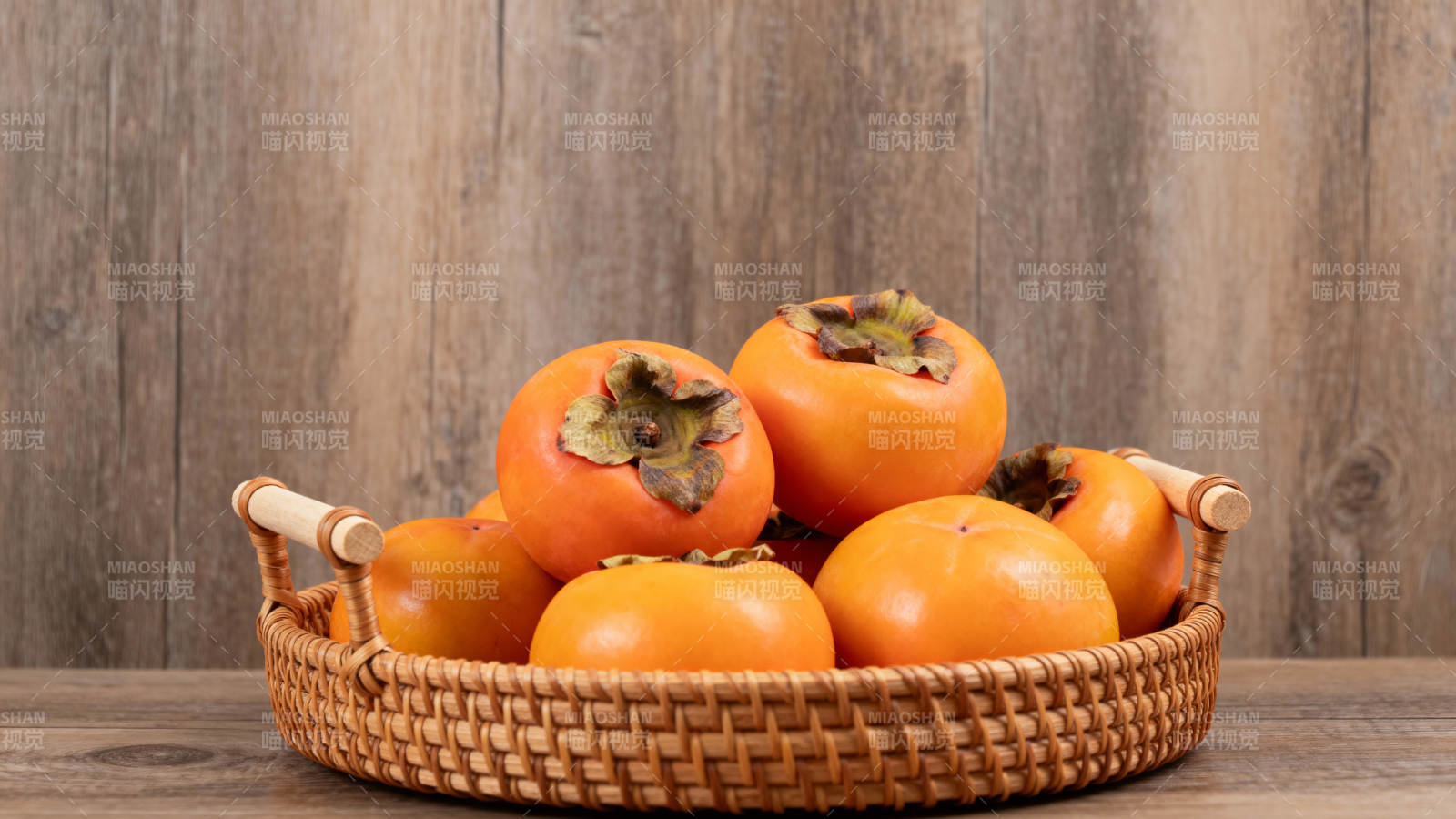篮中柿子鲜亮诱人图片