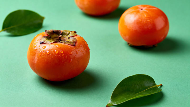 柿子与绿叶静物图片