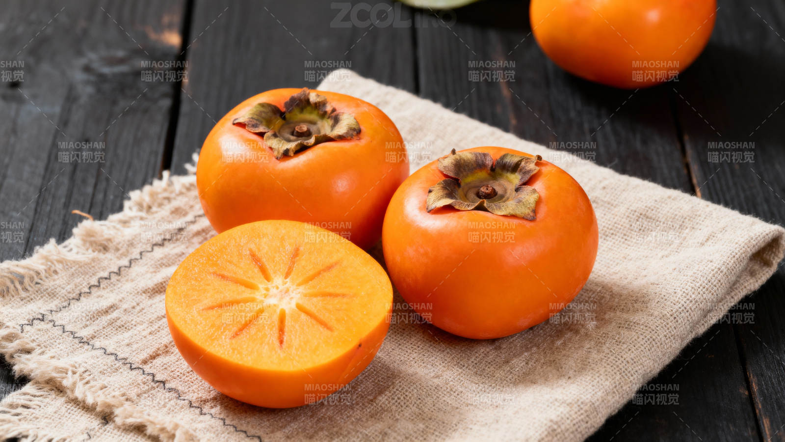 新鲜柿子切开展示图片