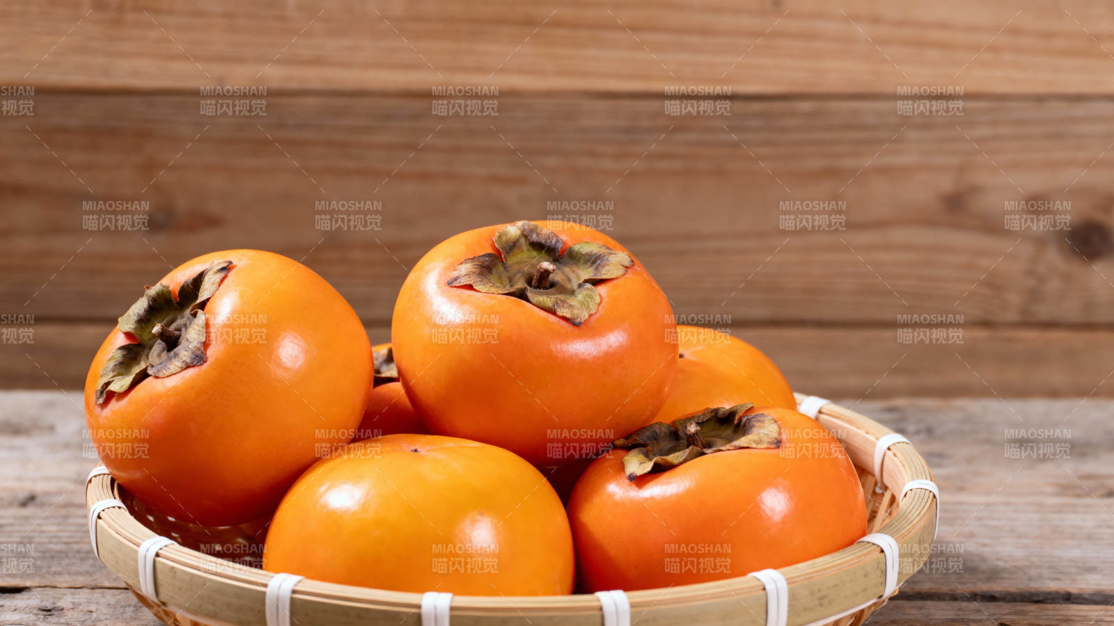 篮中柿子橙黄诱人图片