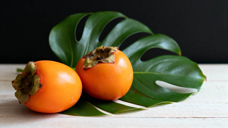 柿子与绿叶静物图片