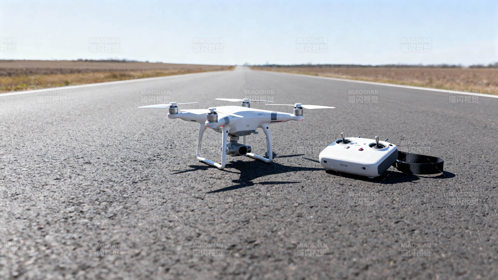 无人机与遥控器静置跑道图片