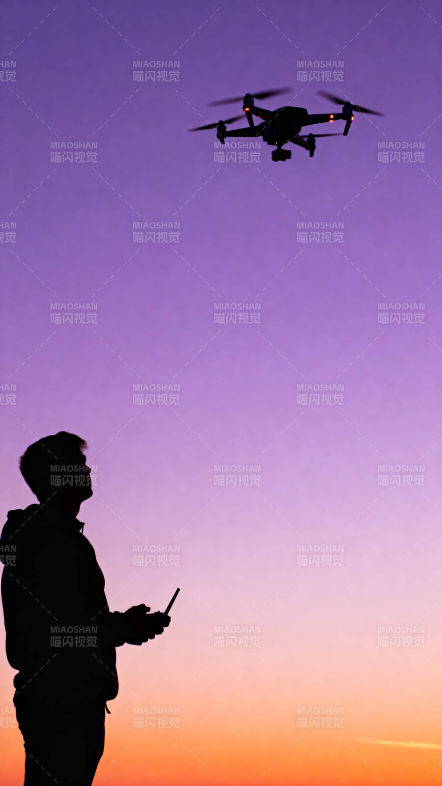 暮色中操控无人机图片