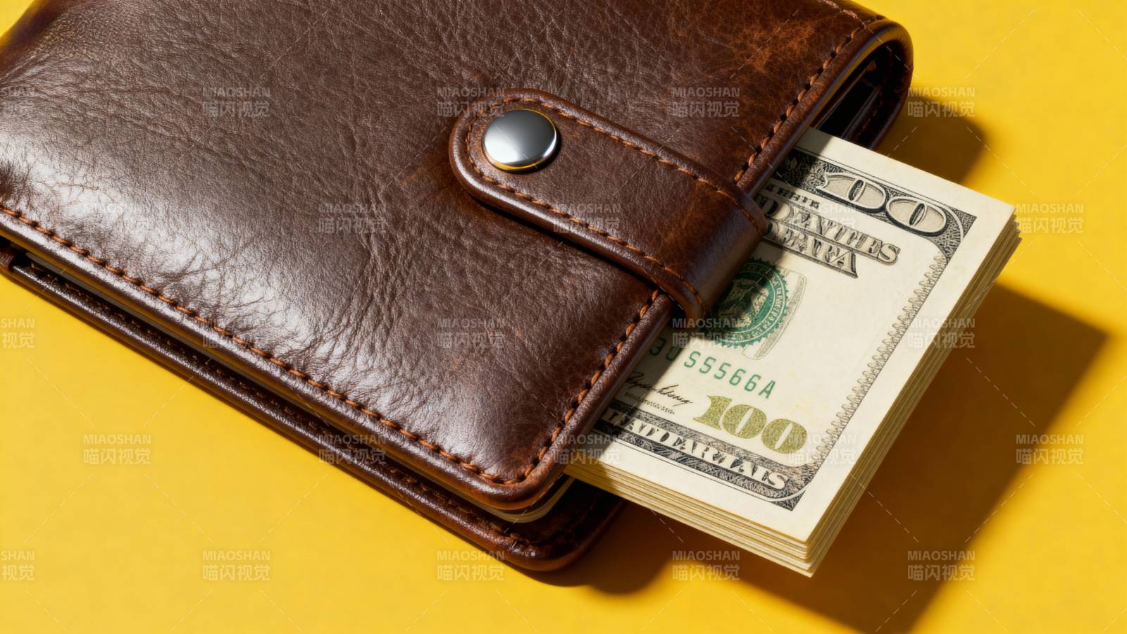 钱包里的百元美钞图片