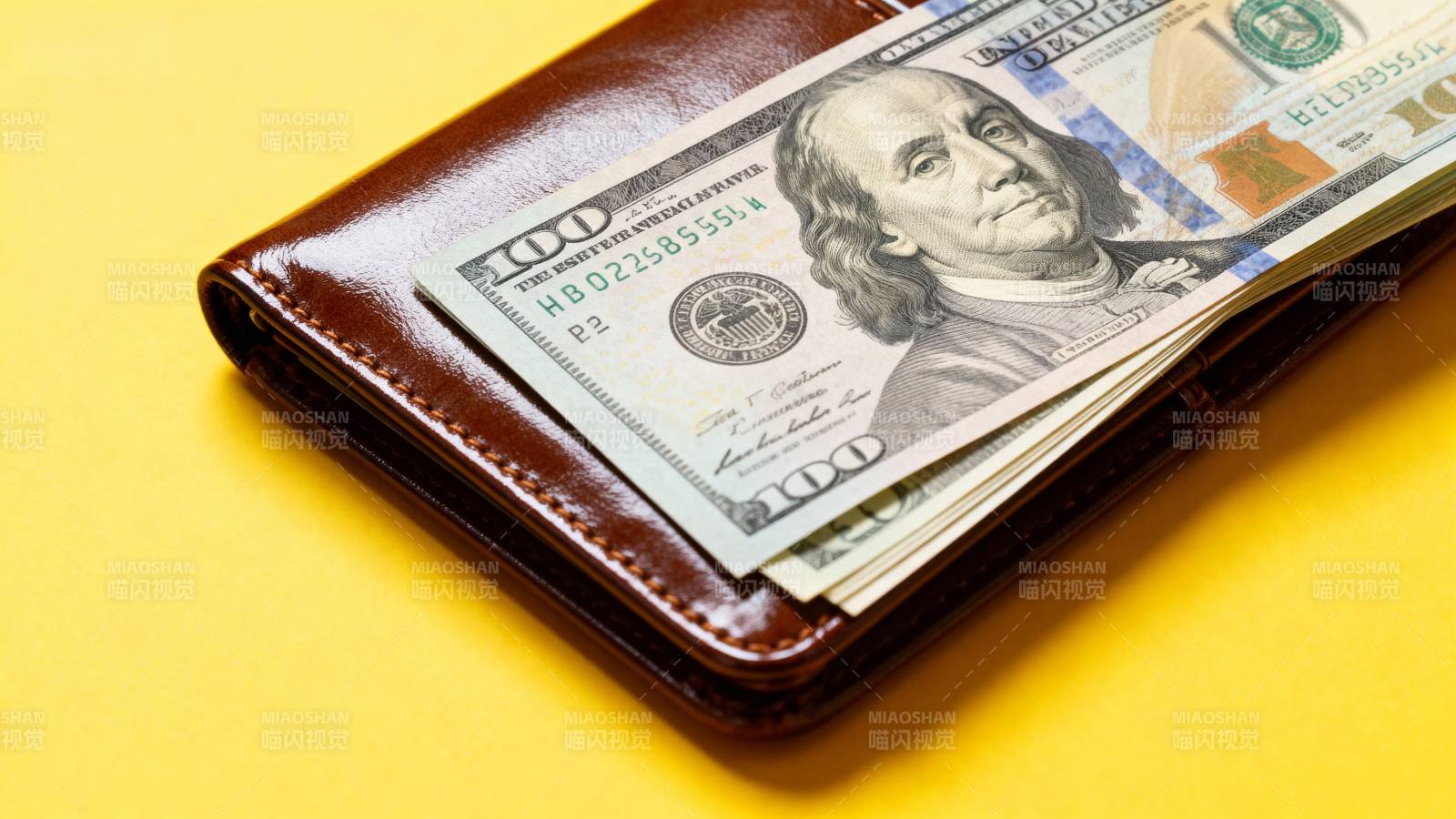 钱包里的百元美钞图片