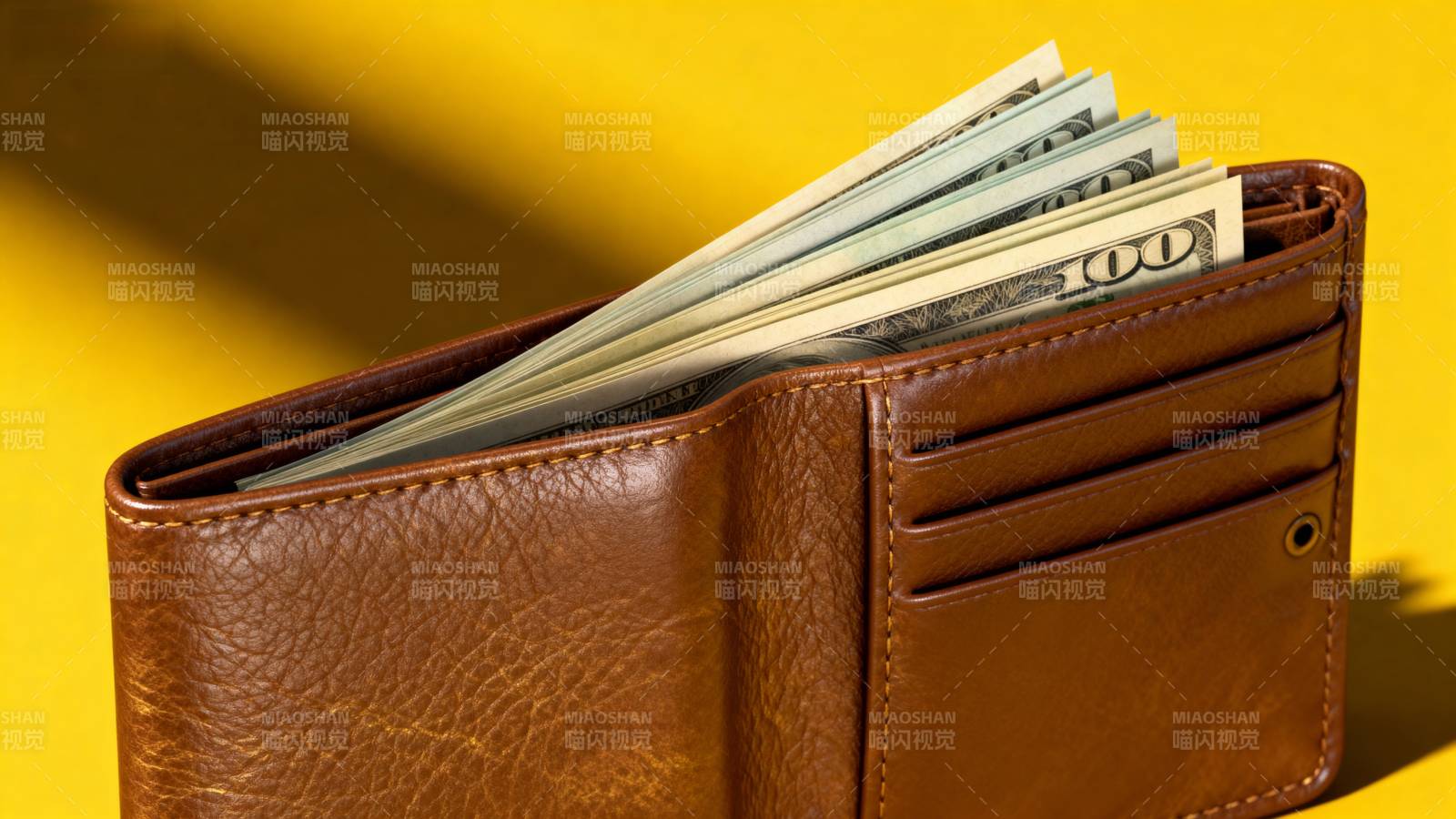 钱包里的百元美钞图片