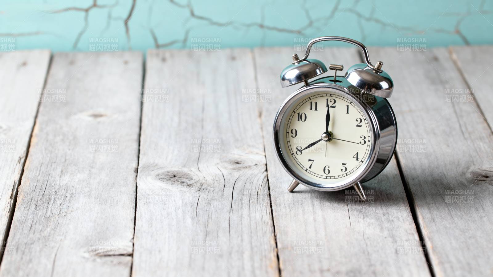 复古闹钟静置木桌图片