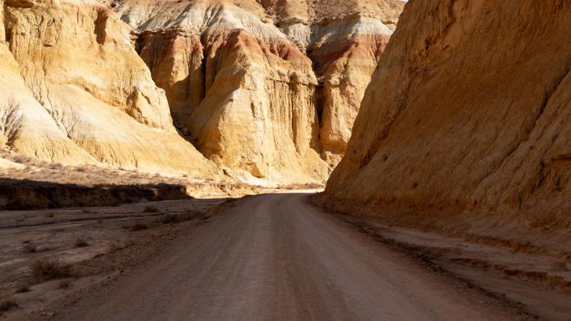 峡谷中的土路图片