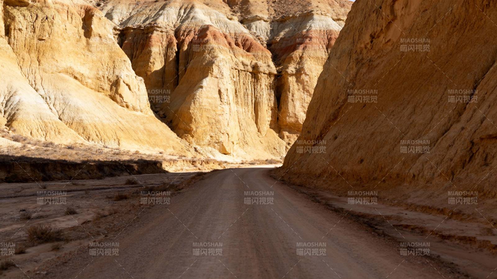 峡谷中的土路图片