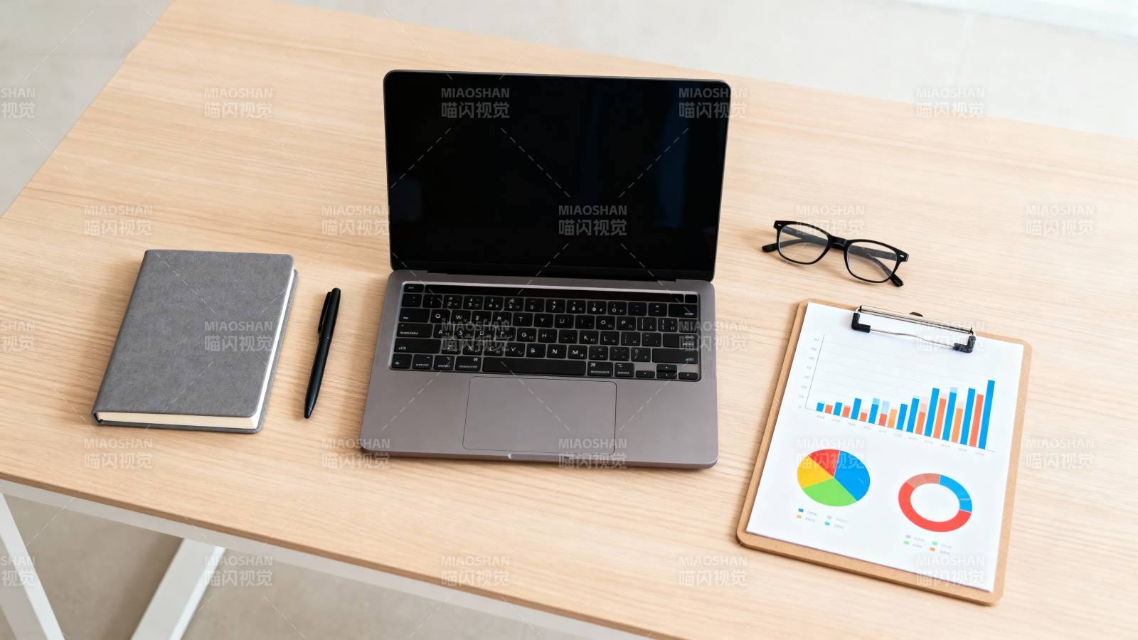 办公桌上的工作场景图片