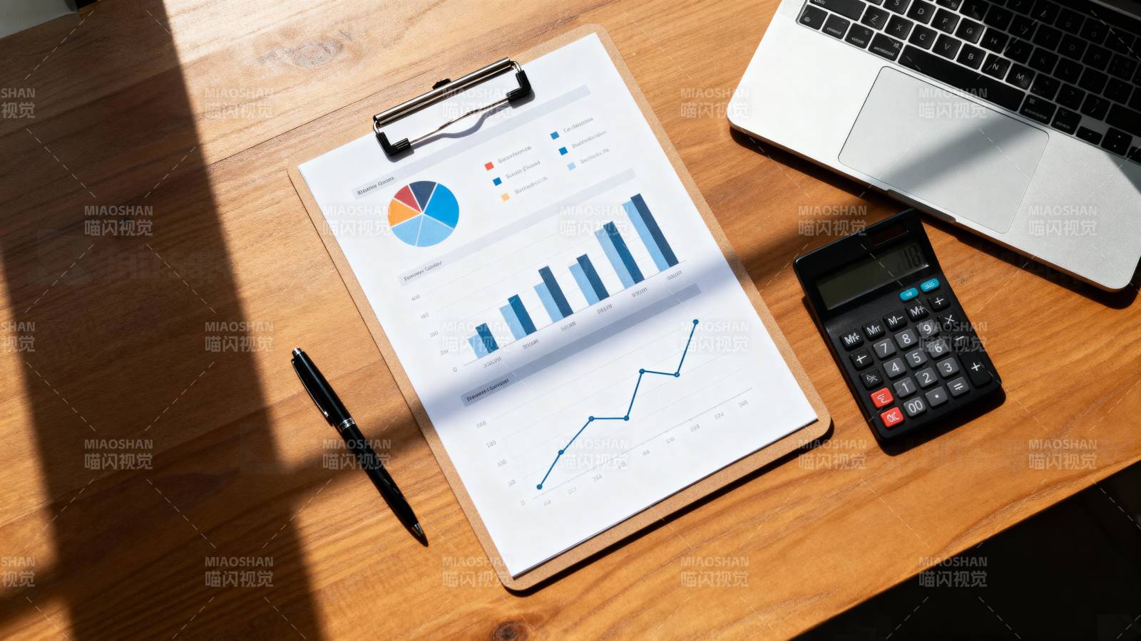 办公桌上的数据分析图片