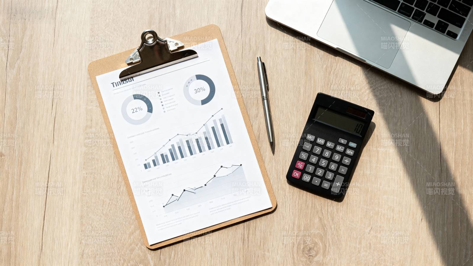 财务分析工作场景图片