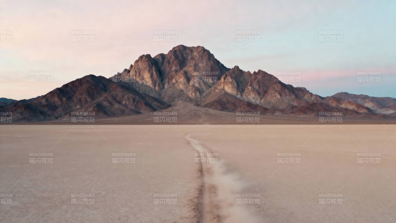 荒漠孤山 车辙延伸图片