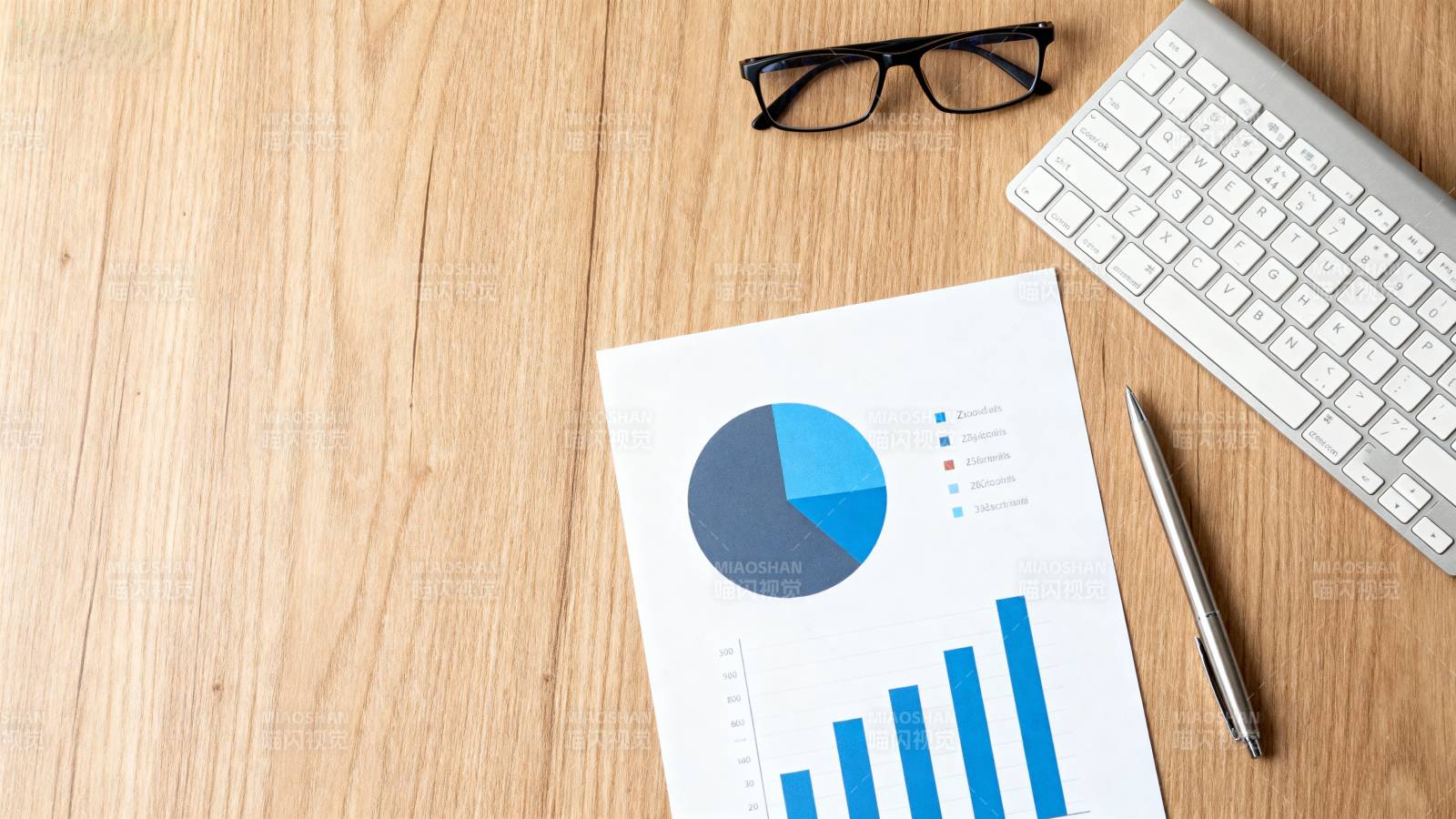 办公桌上的数据分析图片