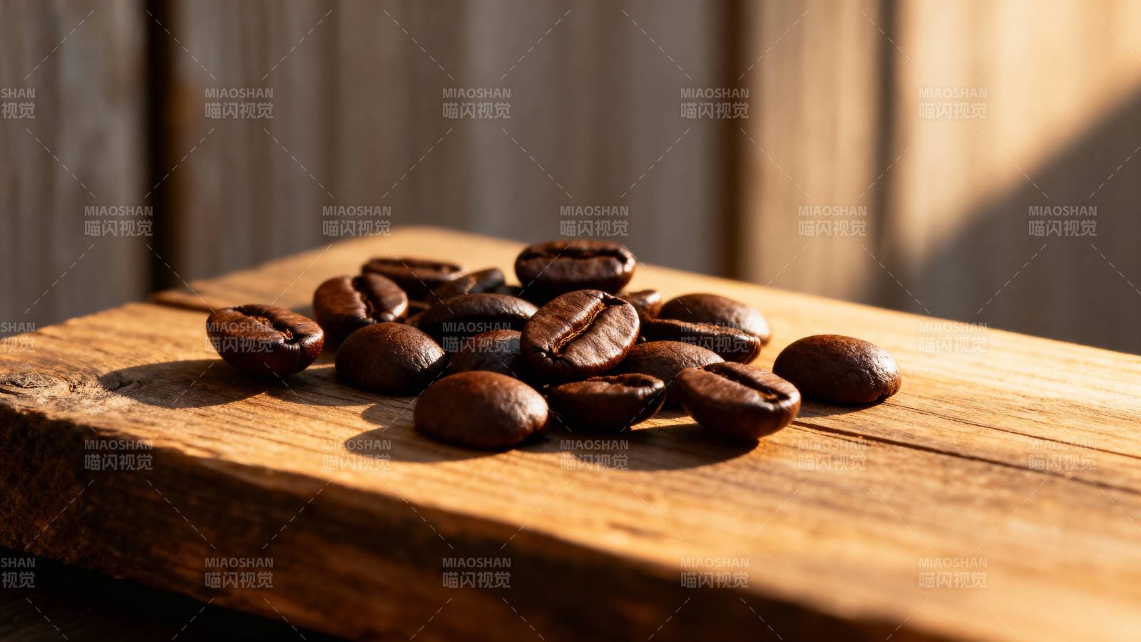咖啡豆静置木板上图片