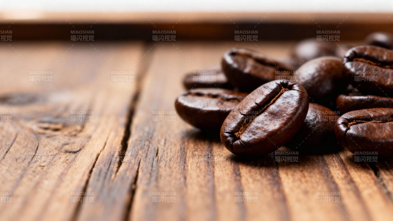 咖啡豆静置木桌图片