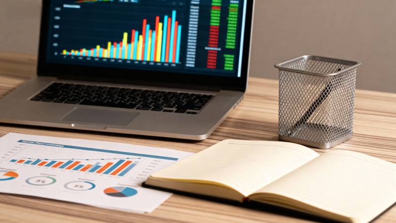 办公桌上的数据分析图片