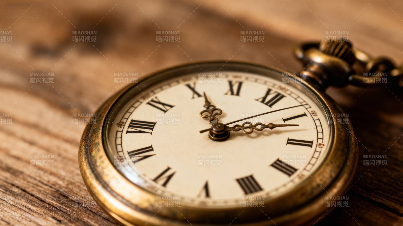 古董怀表静置木桌图片