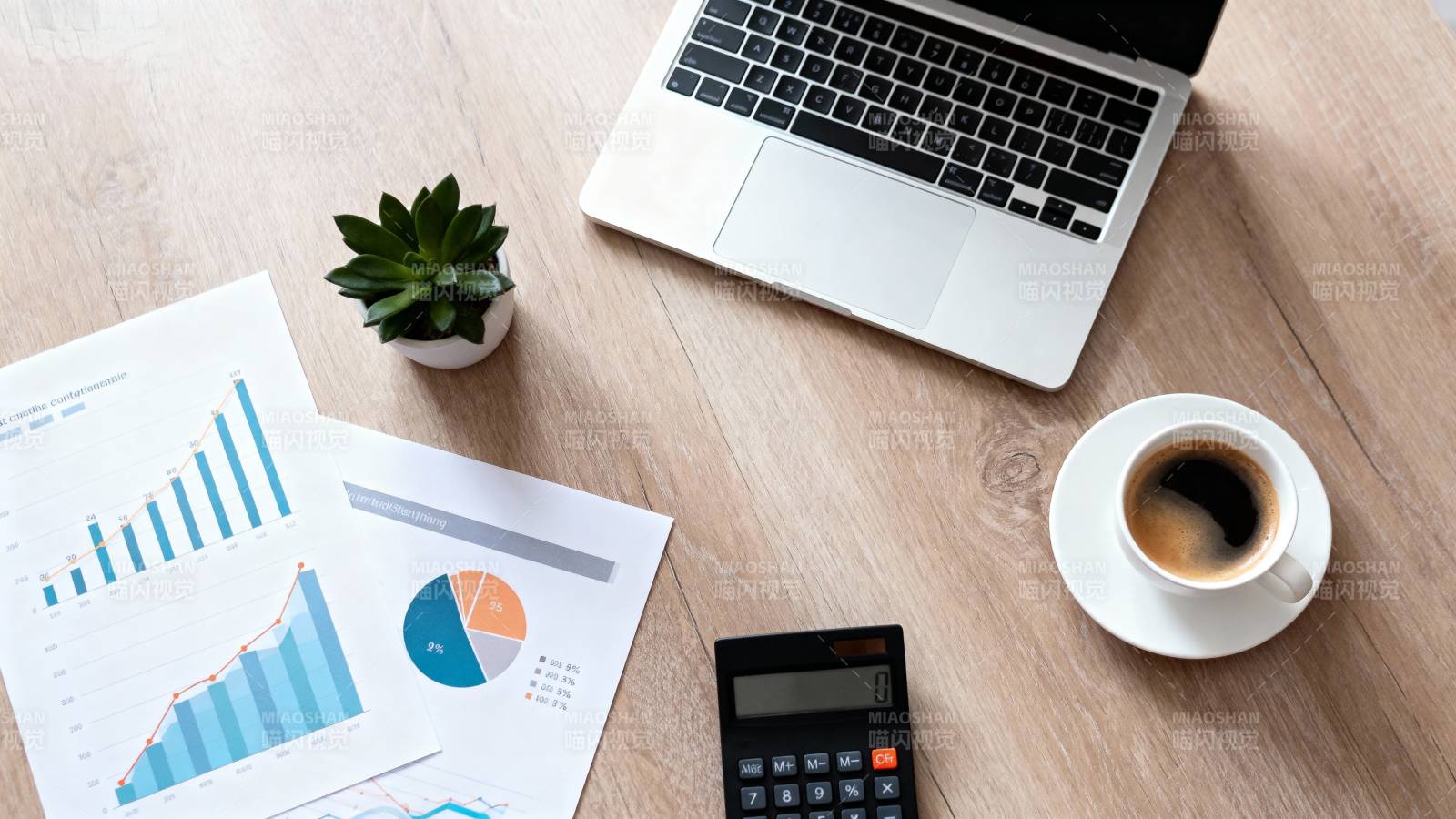 办公桌上的工作场景图片