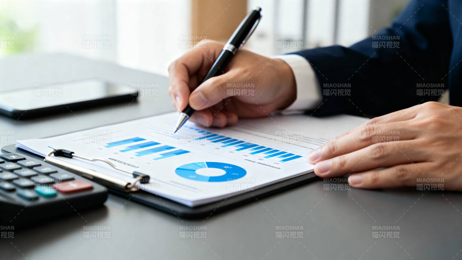 商务人士签署文件图片