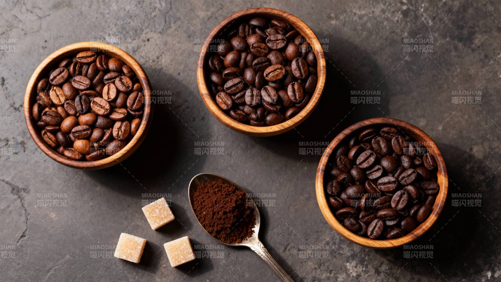 咖啡豆与糖块静物图片