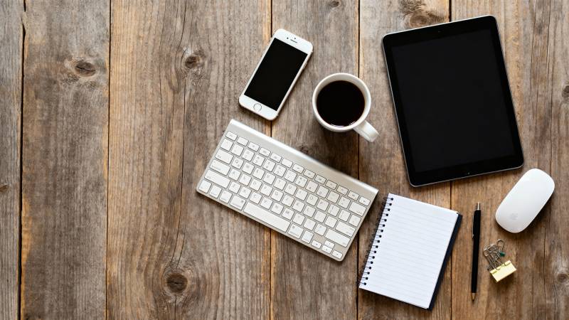 办公桌面一角图片