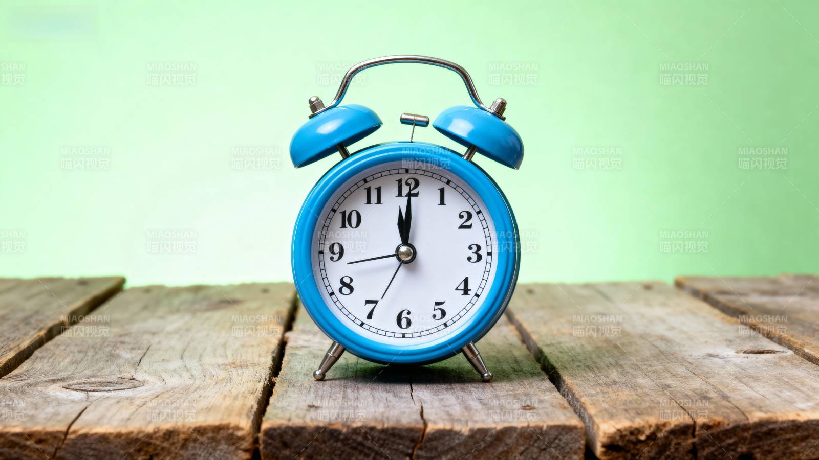 蓝色闹钟静置木桌图片