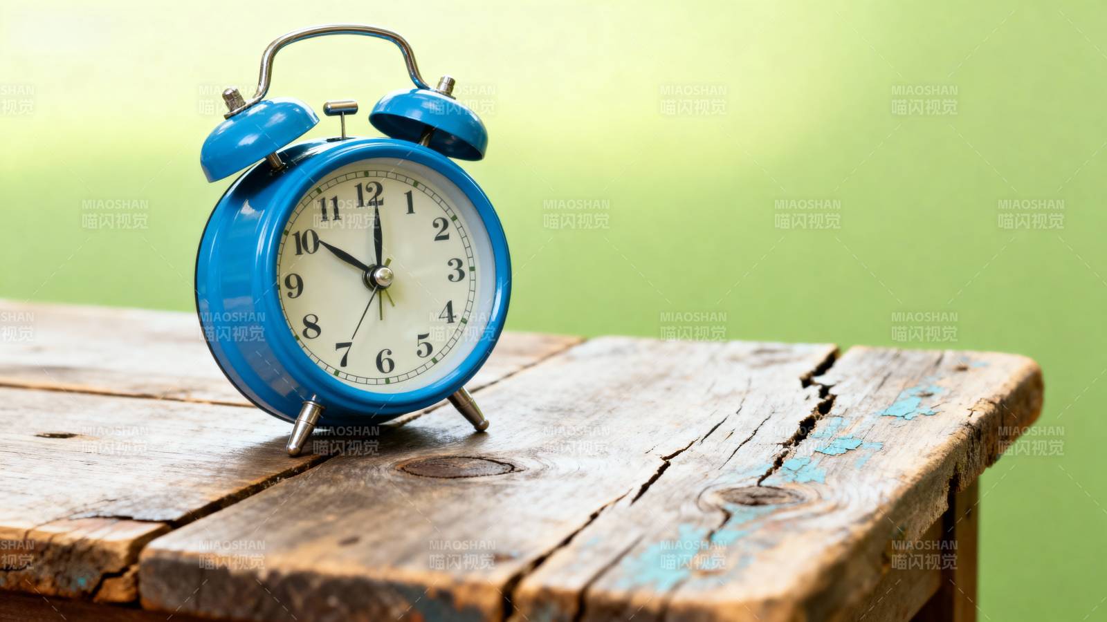 蓝色闹钟静置木桌图片