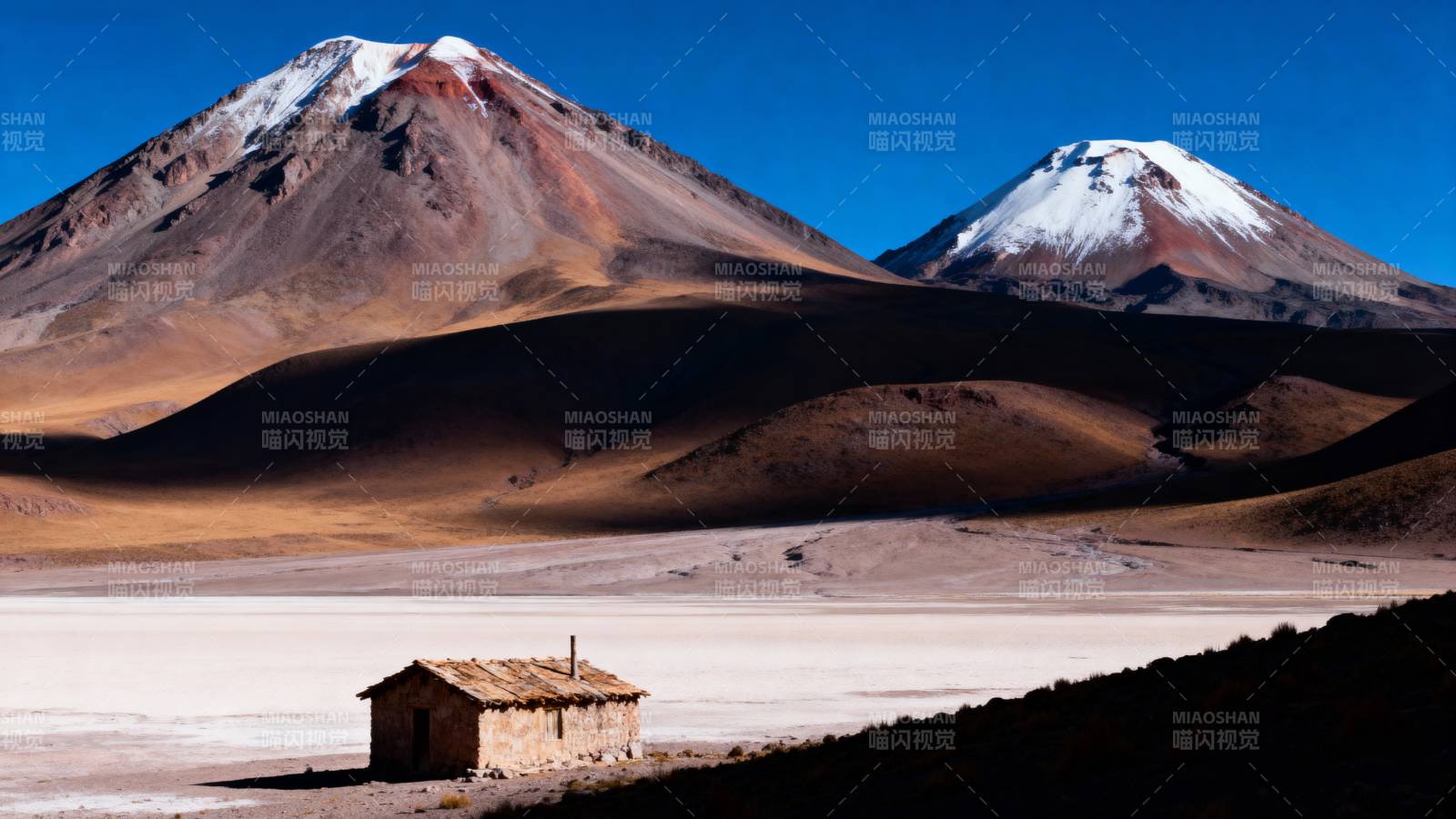 雪山下的孤屋图片