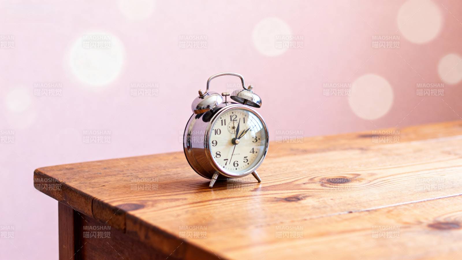 复古闹钟静置木桌图片