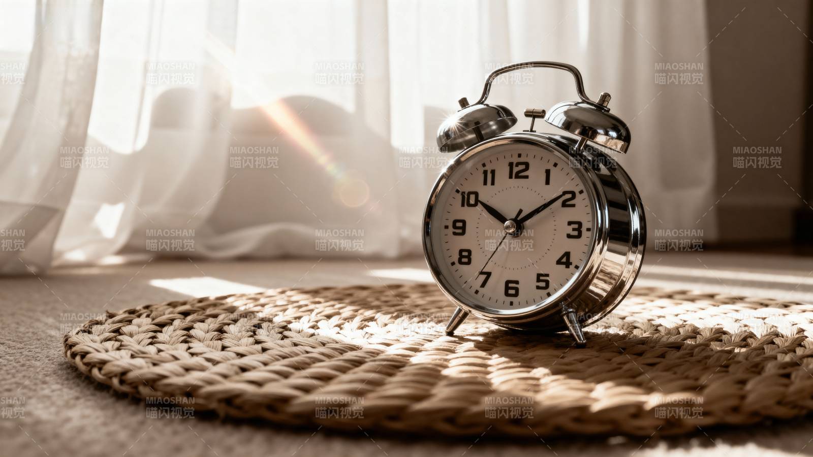 晨光中的闹钟图片