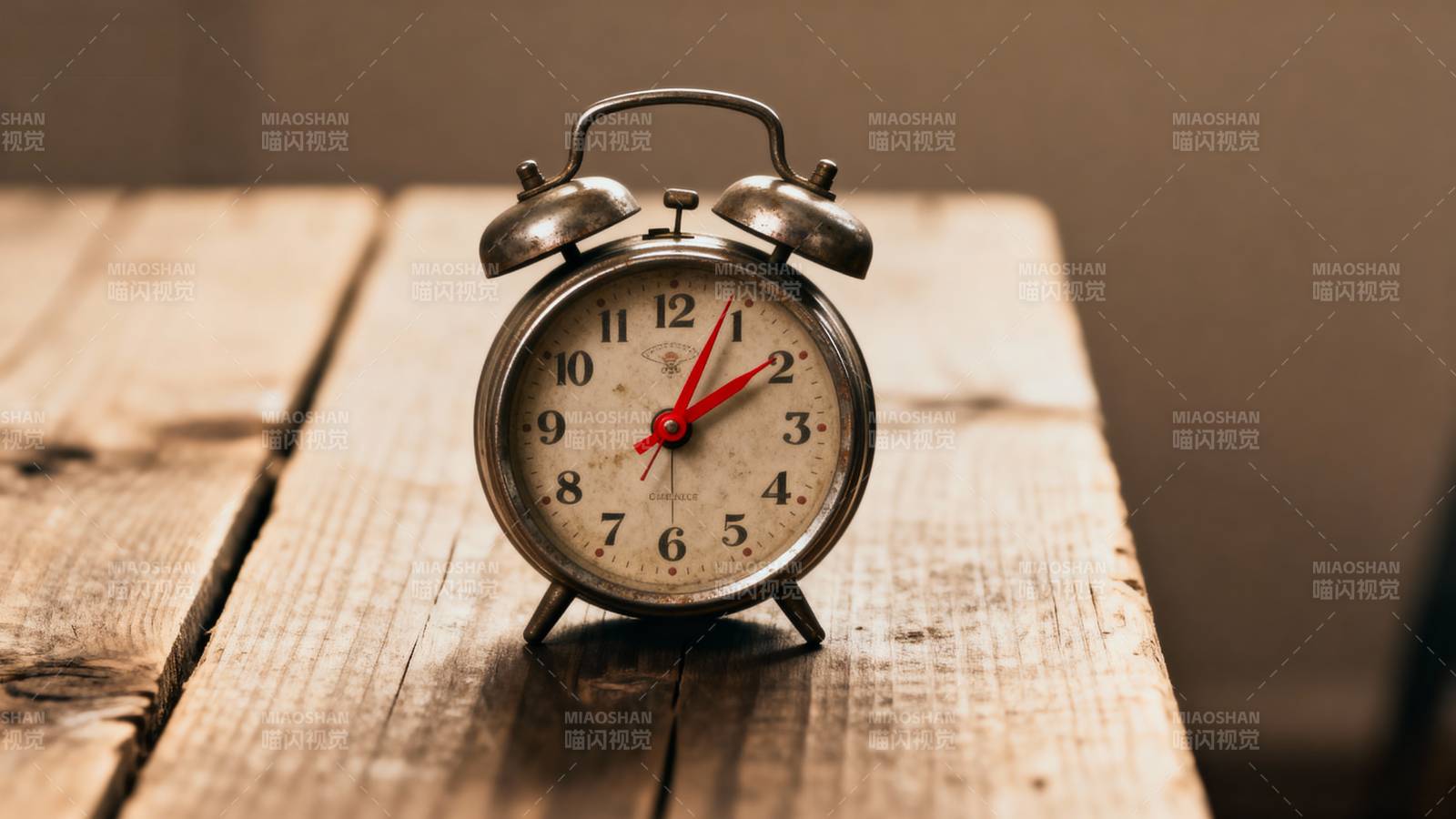 复古闹钟静置木桌图片