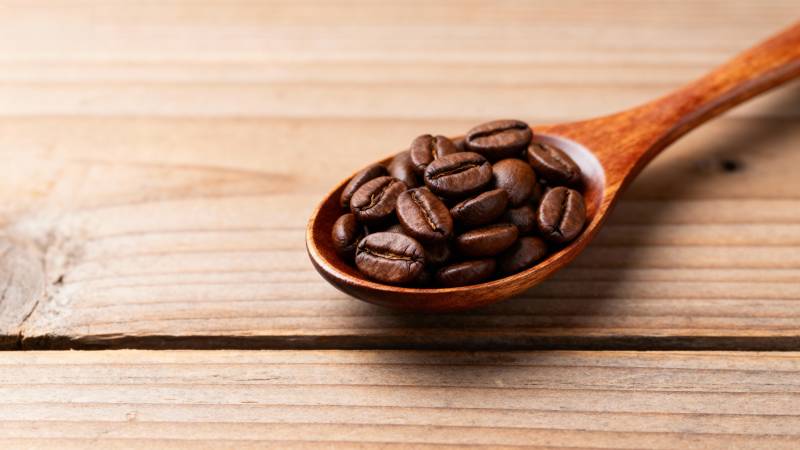 咖啡豆盛于木勺图片