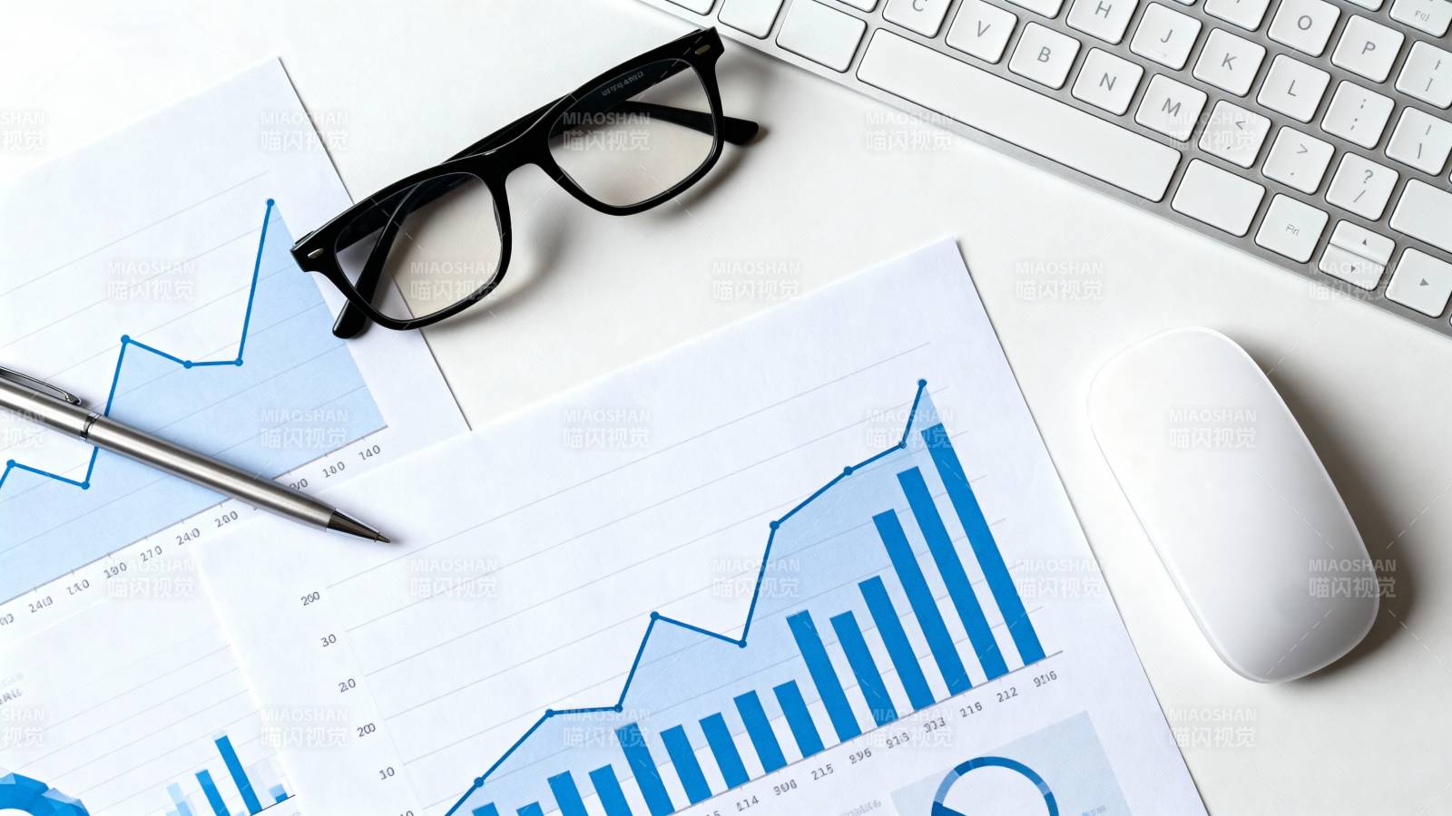 办公桌上的数据分析图片