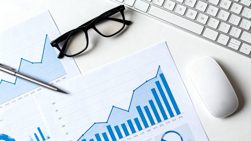 办公桌上的数据分析图片