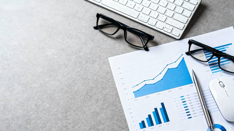 办公桌上的数据分析图片
