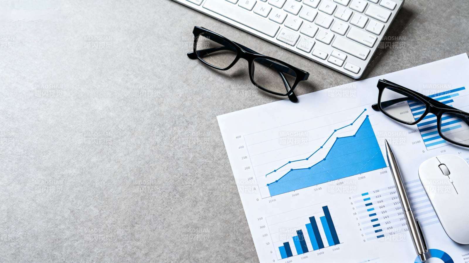 办公桌上的数据分析图片