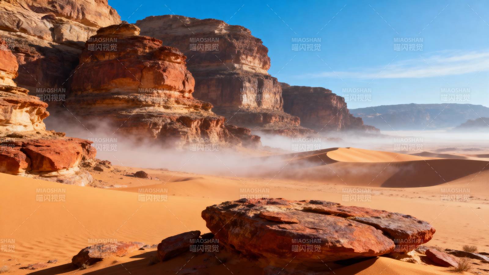 沙漠晨雾奇景图片