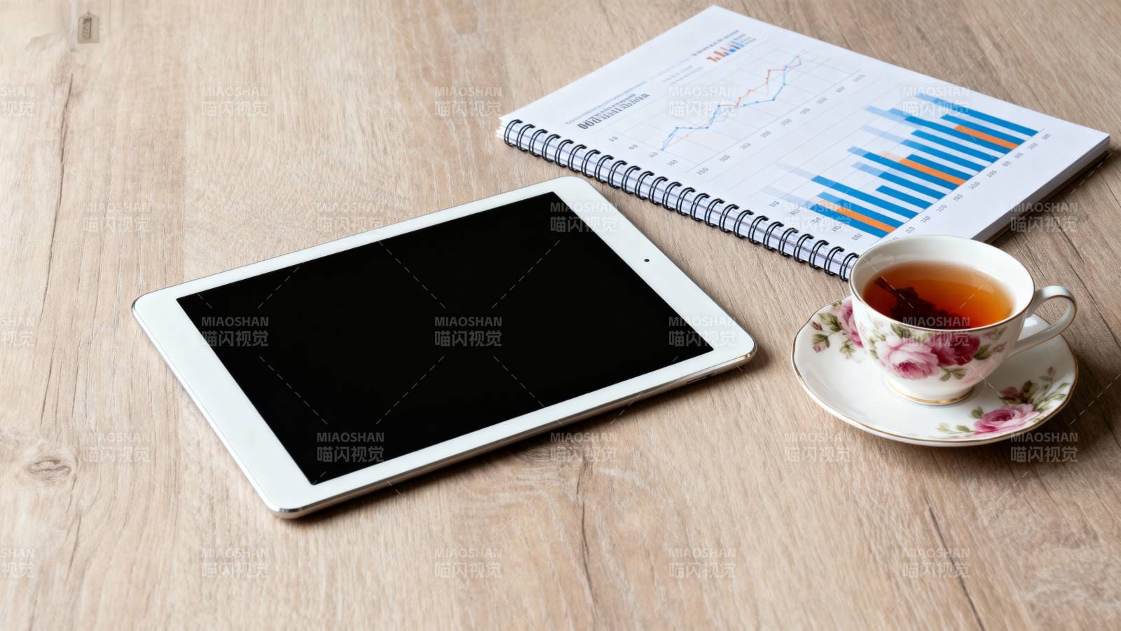 办公桌上的茶与平板图片