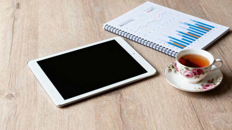 办公桌上的茶与平板图片