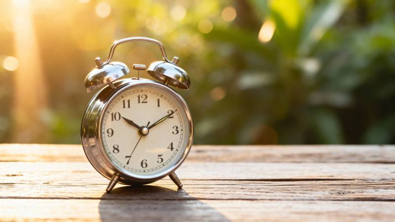 晨光中的闹钟图片