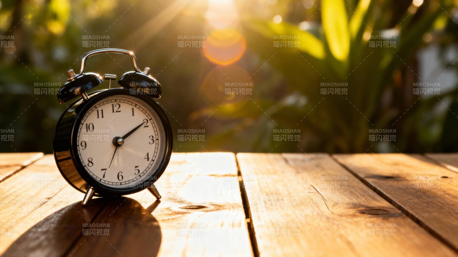 晨光中的闹钟图片
