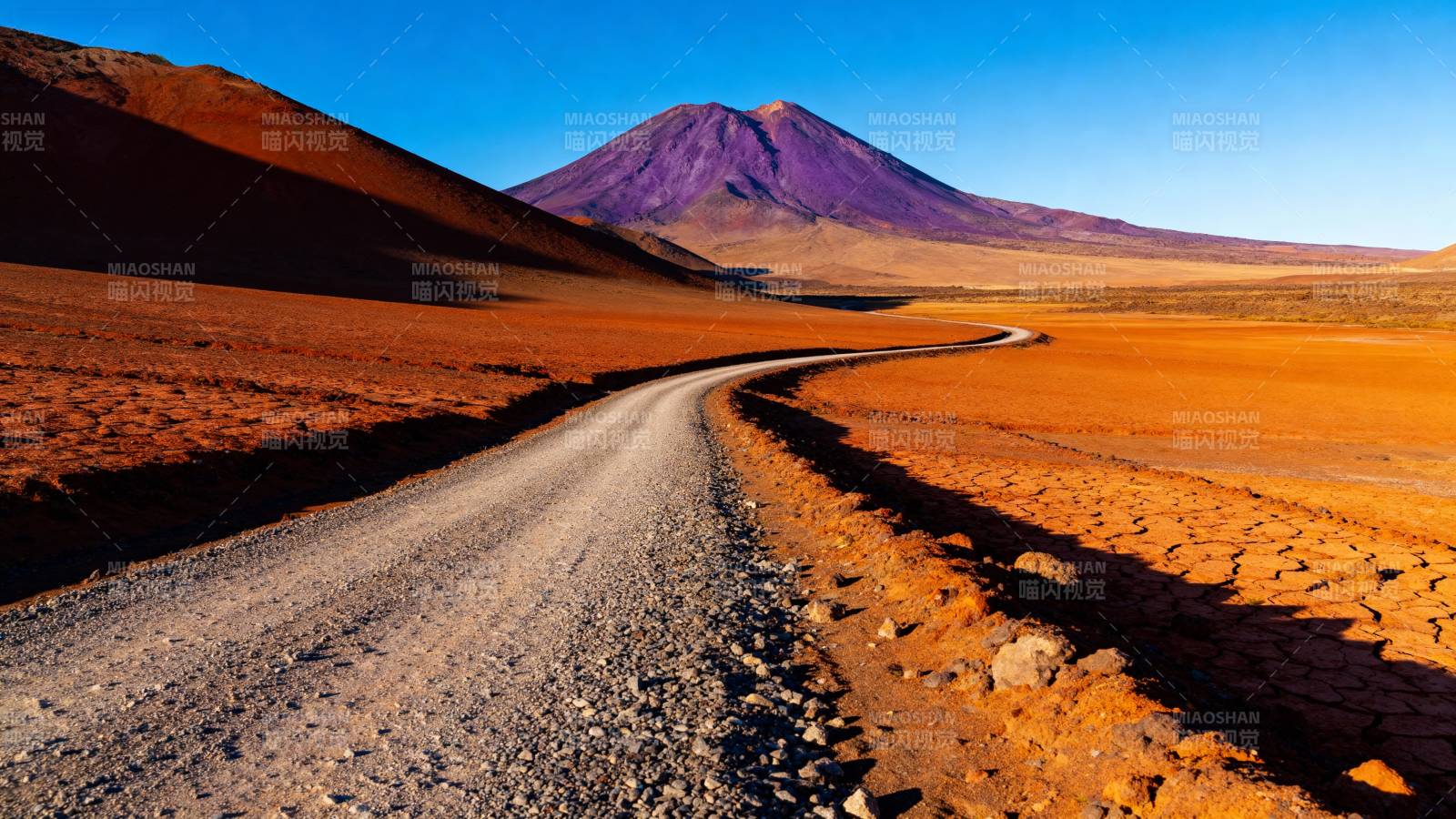 荒漠公路通向火山图片