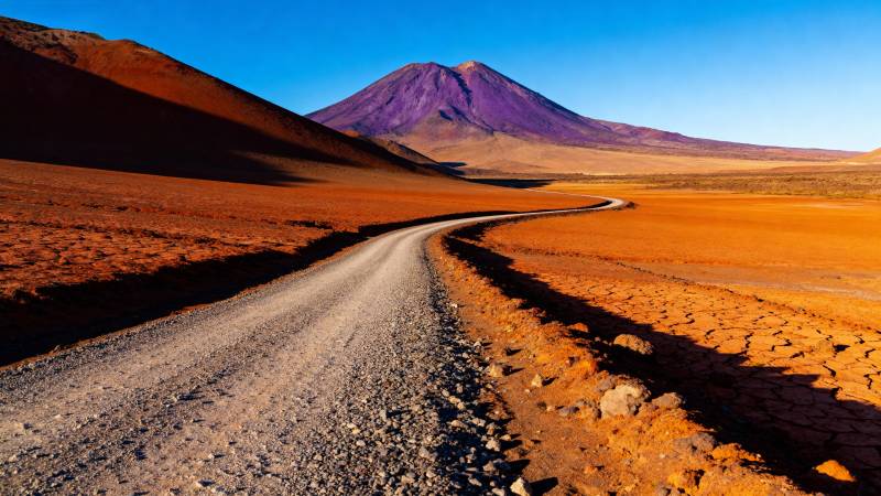 荒漠公路通向火山图片