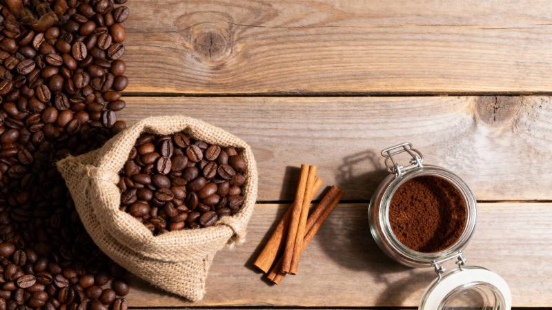 咖啡豆与香料静物图片
